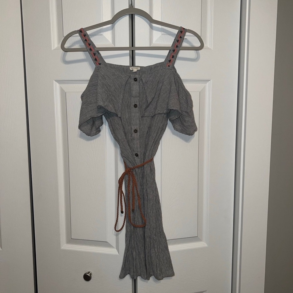 En Creme Cold Shoulder Dress With Embroidery And Belt - Small